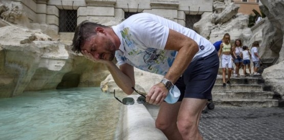 Рекордно високи температури в Рим предизвикаха хаос сред туристите Термометрите